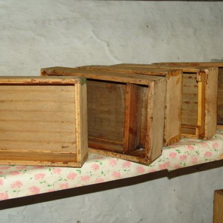 Деревянная роевня для пчёл в форме пирамиды